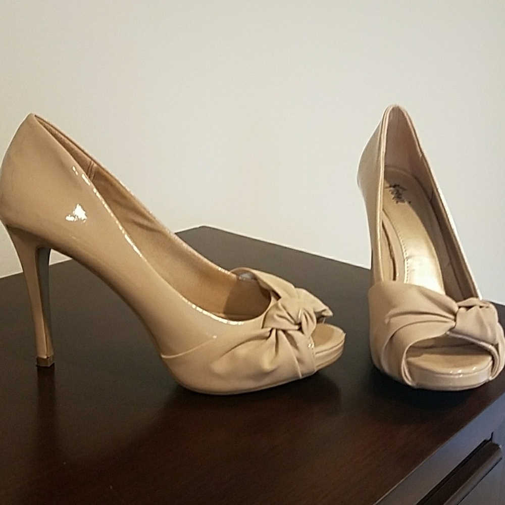 Fioni nude pumps